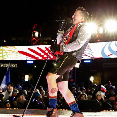 Ein Feuerwerk stimmte die Ski-Fans ein.