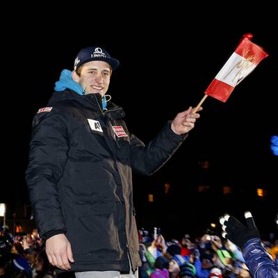 Ein Feuerwerk stimmte die Ski-Fans ein.