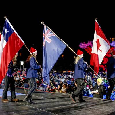 Ein Feuerwerk stimmte die Ski-Fans ein.