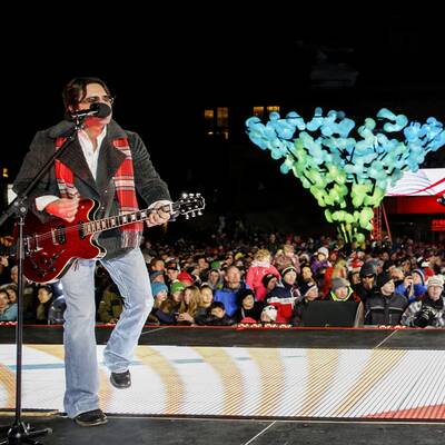 Ein Feuerwerk stimmte die Ski-Fans ein.