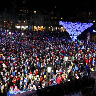 Ein Feuerwerk stimmte die Ski-Fans ein.