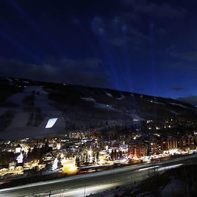 Ein Feuerwerk stimmte die Ski-Fans ein.