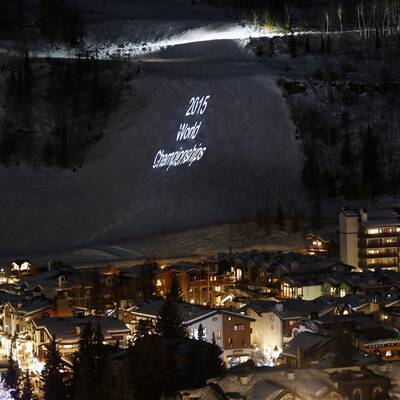 Ein Feuerwerk stimmte die Ski-Fans ein.