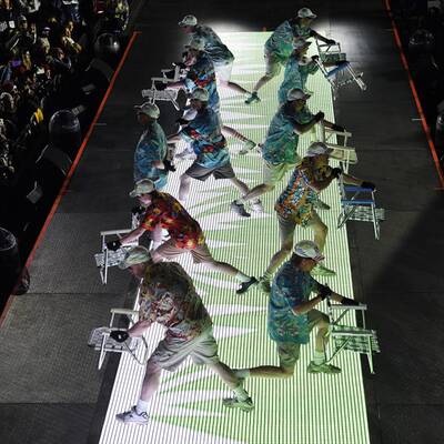 Ein Feuerwerk stimmte die Ski-Fans ein.