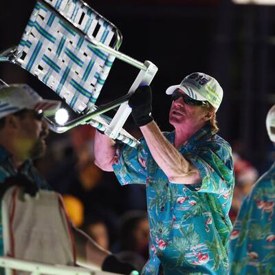 Ein Feuerwerk stimmte die Ski-Fans ein.