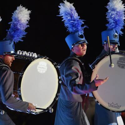 Ein Feuerwerk stimmte die Ski-Fans ein.