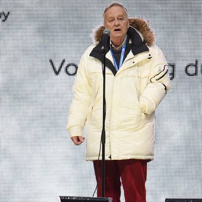 Ein Feuerwerk stimmte die Ski-Fans ein.