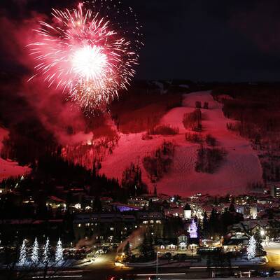 Ein Feuerwerk stimmte die Ski-Fans ein.