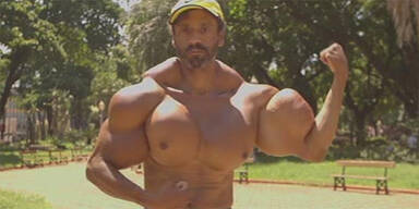 Bodybuilder spritzt sich Öl in die Muskeln