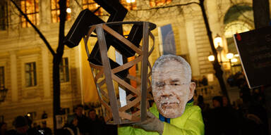 Tausende gegen Rechts-Ball auf Straßen