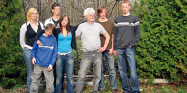 Sechs Kinder weinen um ihren Vater