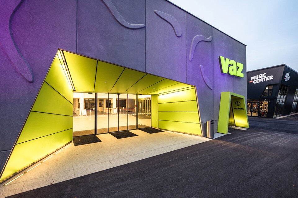 Das Veranstaltungszentrum (VAZ) beherbergt die größten Ball-, Konzert und Festivalveranstaltungen Niederösterreichs. 