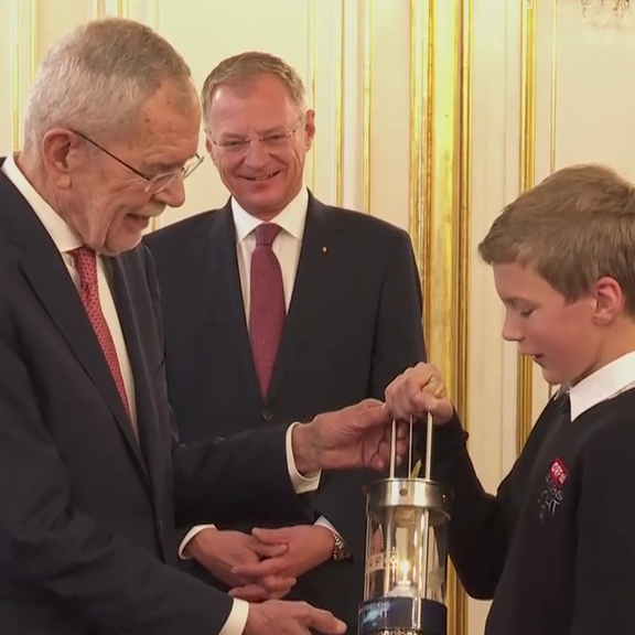 Übergabe des ORF-Friedenslichtes an Bundespräsidenten VdB