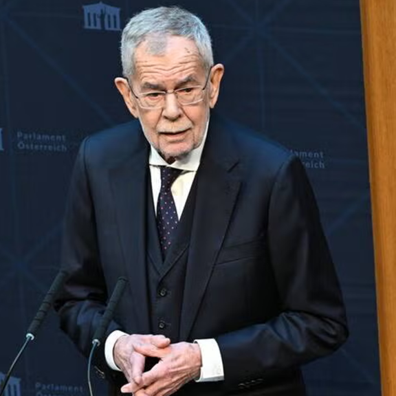 Oberbefehlshaber Van der Bellen für Wehrdienst-Verlängerung