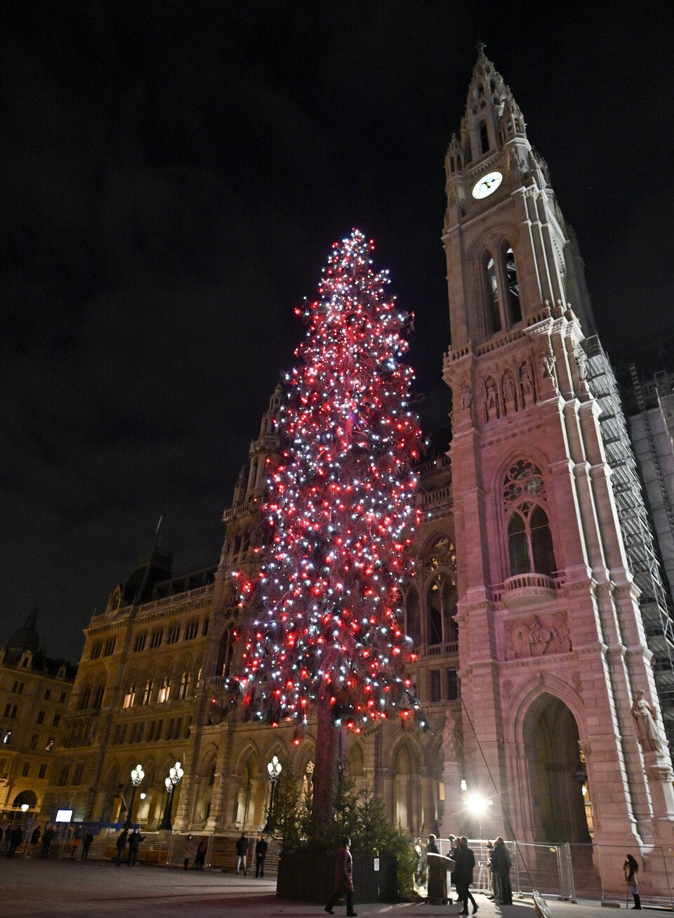 Jetzt leuchtet auch der Christbaum am Wiener Rathausplatz