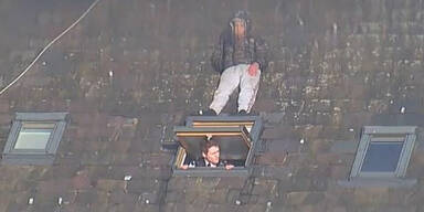 Verbrecher versteckt sich über Polizist – Foto geht viral