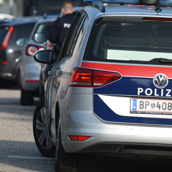 Mädchen von mehreren Männern vergewaltigt