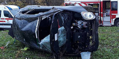Ehepaar rutscht mit Pkw ab: Auto &uuml;berschl&auml;gt sich