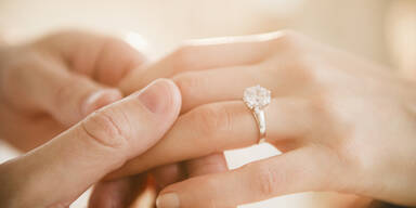 Braut beklagt sich &uuml;ber Verlobungsring &ndash; das h&auml;tte sie besser nicht getan