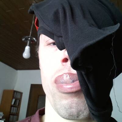 Hunderte Vermummte zeigen sich auf Twitter und Facebook