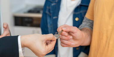 Vermieter &uuml;bergibt Schl&uuml;ssel