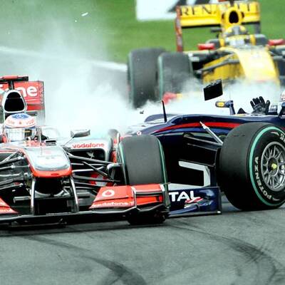 Vettel schießt Button ab