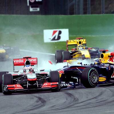 Vettel schießt Button ab