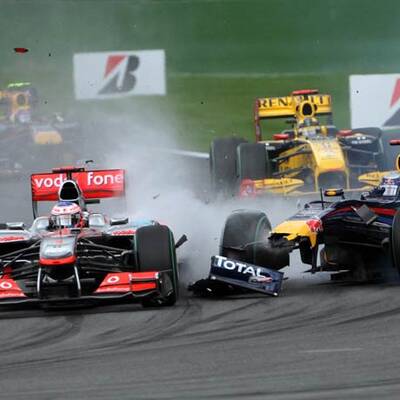 Vettel schießt Button ab