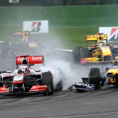 Vettel schießt Button ab