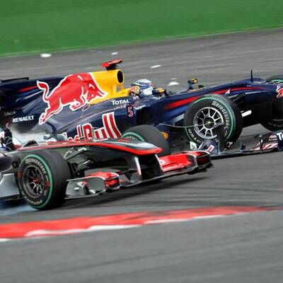 Vettel schießt Button ab