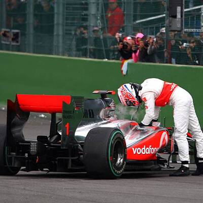 Vettel schießt Button ab