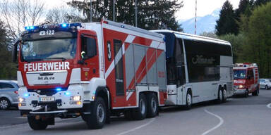 Vollbesetzter Reisebus gerät auf A2 in Brand 