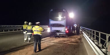 Klein-Lkw kracht in vollbesetzten Reisebus