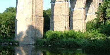 Wiener Ehepaar 15 m von Viadukt gestürzt