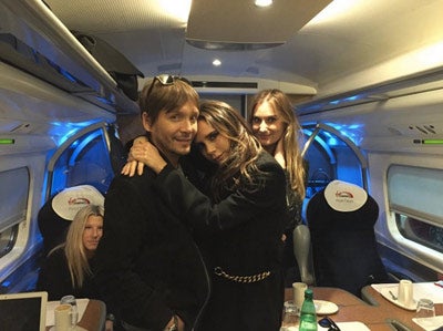 Victoria Beckham fährt Zug