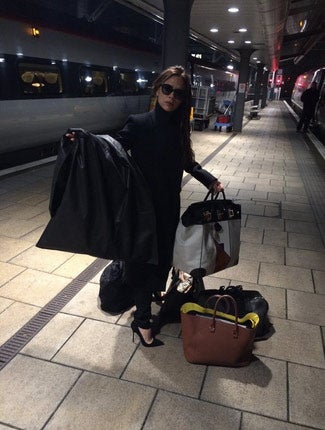 Victoria Beckham fährt Zug