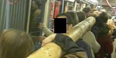 "Flucht" mit der U-Bahn: Studenten klauen Maibaum
