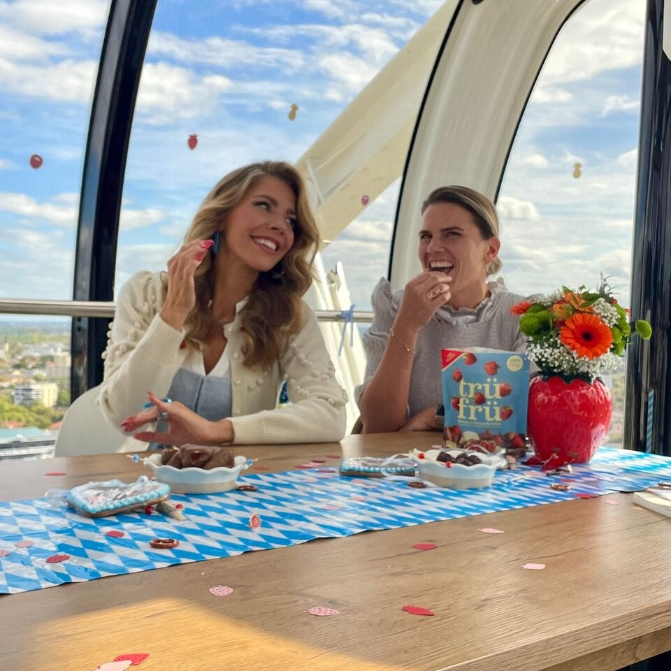 Victoria Swarovski mit oe24-Reporterin Nathalie Martens