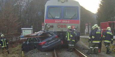 Lenkerin (21) übersah Zug - schwer verletzt 