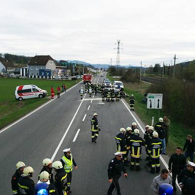 Pkw krachte in Auto von Ersthelfer