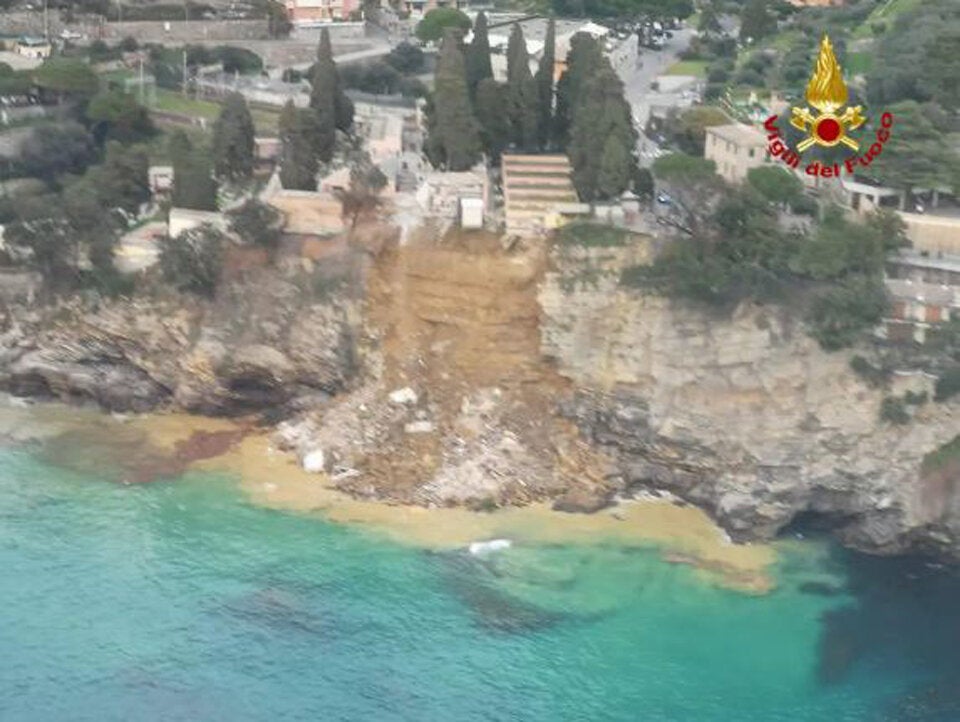 Hunderte Särge stürzen in Ligurien ins Meer