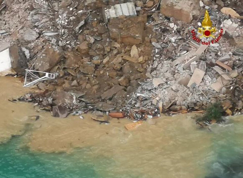 Hunderte Särge stürzen in Ligurien ins Meer