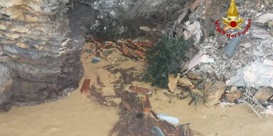 Hunderte S&auml;rge st&uuml;rzen in Ligurien ins Meer