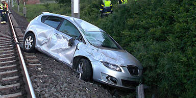 Pkw landete nach Unfall auf Gleisen