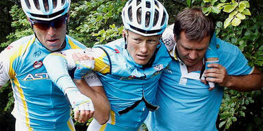 Begleitwagen fährt Radprofis um