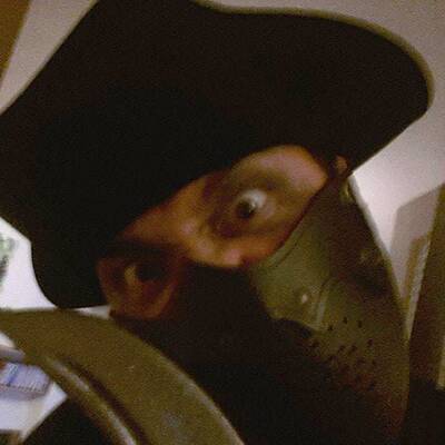 Hunderte Vermummte zeigen sich auf Twitter und Facebook