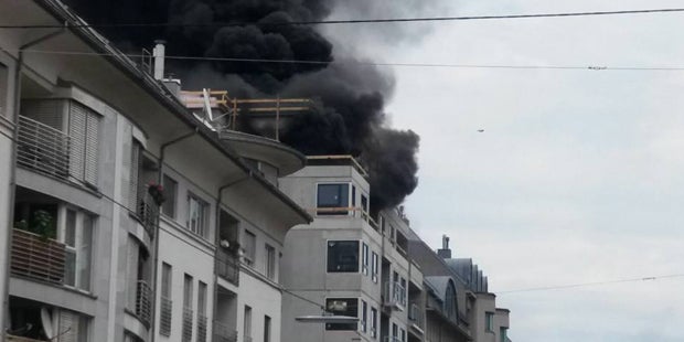 Rauchschwaden über Wien: Dachbrand auf Baustelle