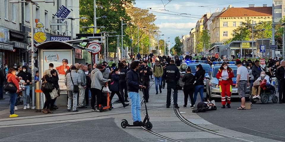 Ältere Dame von Teenie-Gang verprügelt