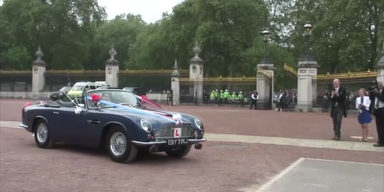 Das frisch gebackene Ehepaar im Aston Martin