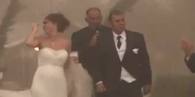 Hochzeit gerät in Sandsturm